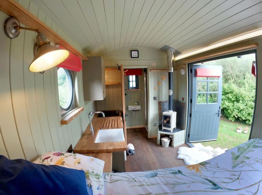 Romantic Retreat - Luxury Shepherds Hut + Hot Tub! Camborne Exterior foto