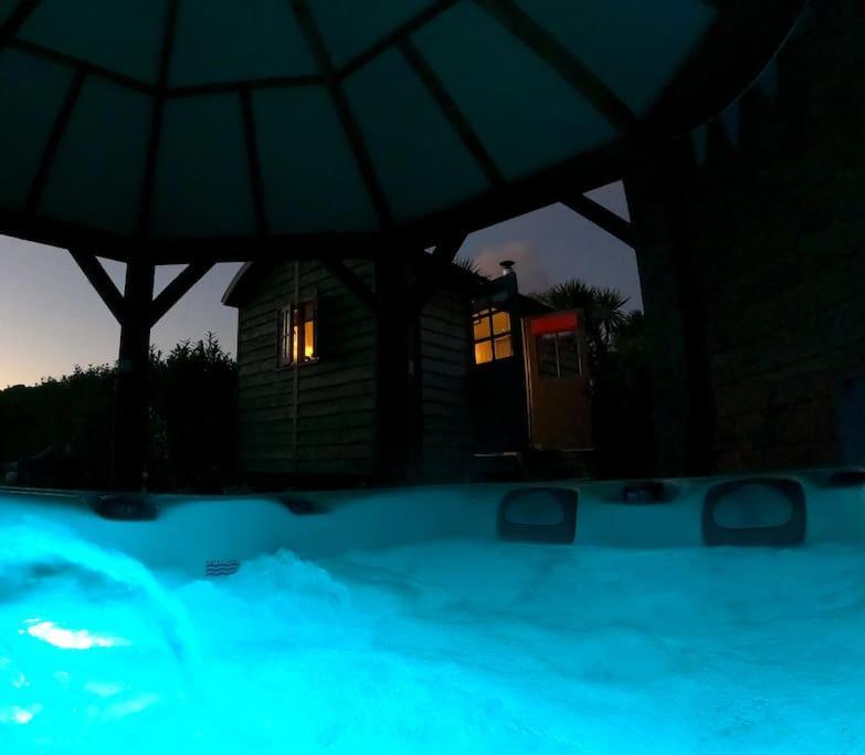 Romantic Retreat - Luxury Shepherds Hut + Hot Tub! Camborne Exterior foto
