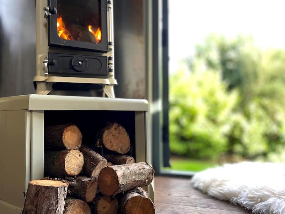 Romantic Retreat - Luxury Shepherds Hut + Hot Tub! Camborne Exterior foto