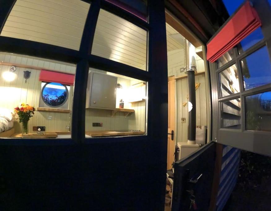 Romantic Retreat - Luxury Shepherds Hut + Hot Tub! Camborne Exterior foto