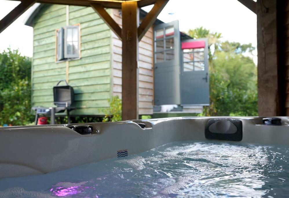 Romantic Retreat - Luxury Shepherds Hut + Hot Tub! Camborne Exterior foto