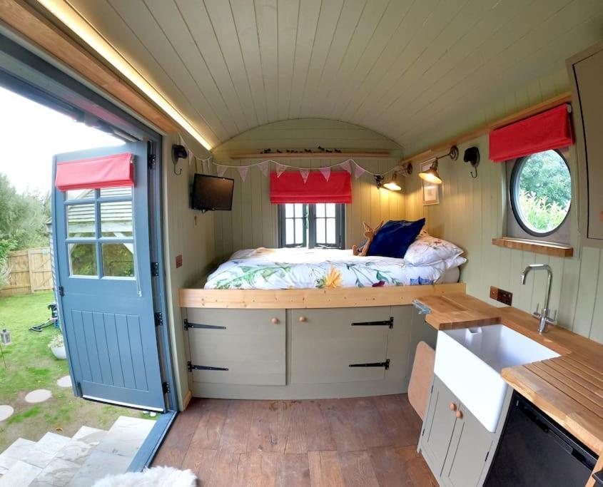 Romantic Retreat - Luxury Shepherds Hut + Hot Tub! Camborne Exterior foto