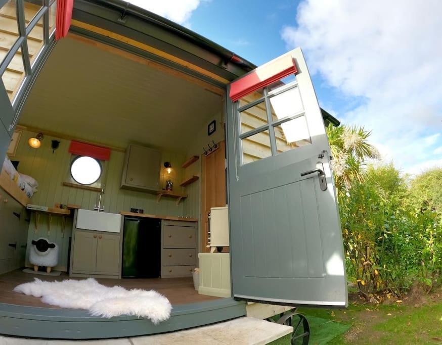 Romantic Retreat - Luxury Shepherds Hut + Hot Tub! Camborne Exterior foto