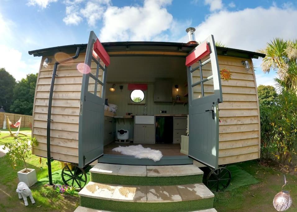 Romantic Retreat - Luxury Shepherds Hut + Hot Tub! Camborne Exterior foto