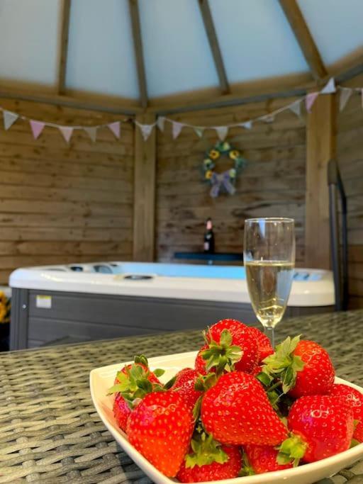 Romantic Retreat - Luxury Shepherds Hut + Hot Tub! Camborne Exterior foto